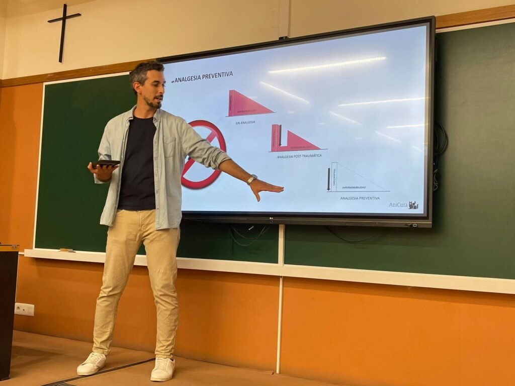 Agustín Martínez impartiendo una sesión formativa a veterinarios