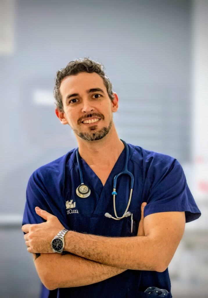Agustín Martínez, veterinario anestesista, en su hospital