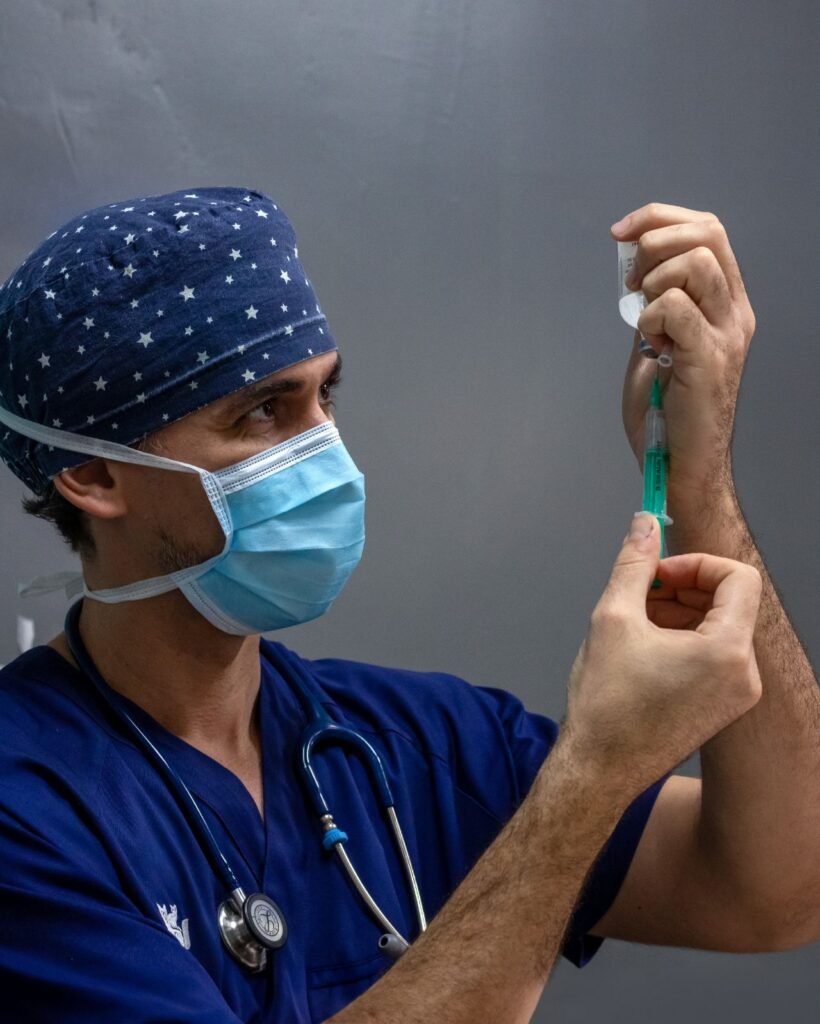 Agustín Martínez preparando un fármaco en quirófano