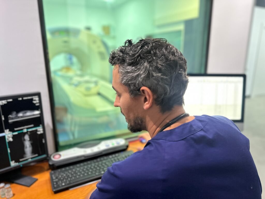 Agustín Martínez revisando un caso en la pantalla del ecógrafo